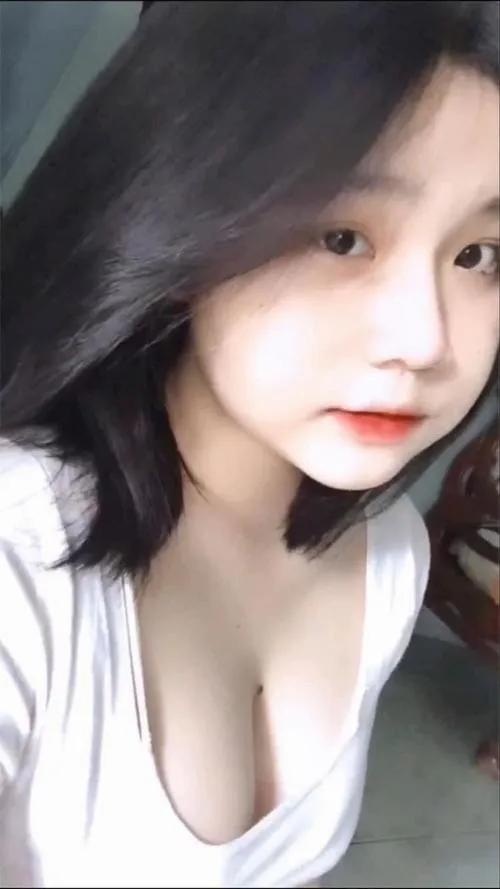 Nữ sinh K10 khoe vẻ đẹp tự nhiên giữa học đường trong veo