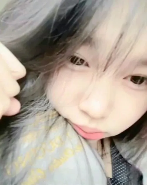 Học sinh THPT sở hữu ánh mắt trong và dáng vẻ ngây thơ