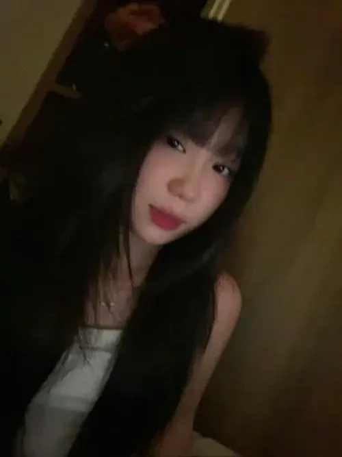 Gái xinh học đường khoe mái tóc đen tự nhiên nhẹ nhàng