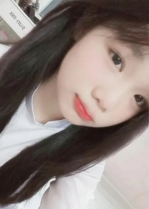 Vẻ dễ mến của gái học đường k12 giữa trường lớp