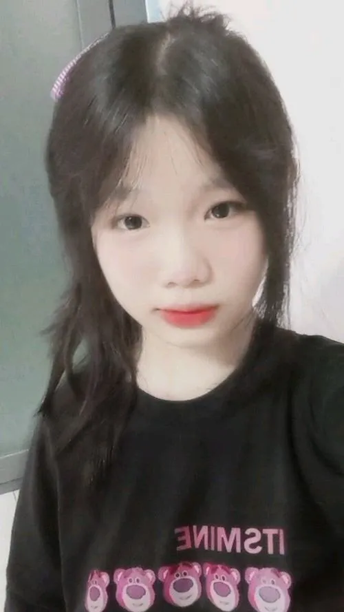 Mái tóc 2012 bay nhẹ giữa sân trường nắng tuổi học