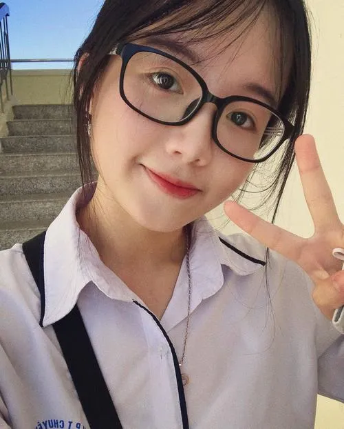 Sinh viên năm nhất mắt kính toát lên nét ngây thơ