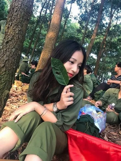Nữ sinh 2007 học quân sự mang vibe sinh viên năm nhất trẻ