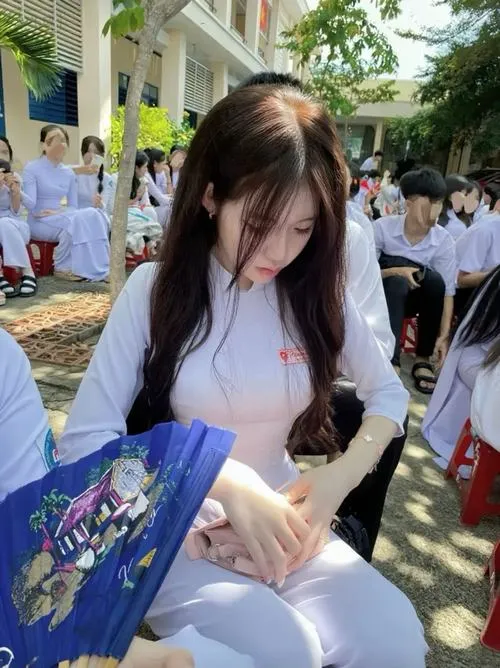 Gái xinh che mặt trong veo với nụ cười non tơ dịu