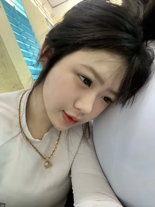 Nụ cười trong trẻo làm nổi bật gái xinh 2k7 trẻ