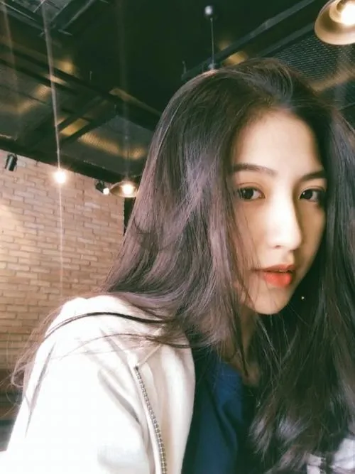 Mái tóc buông nhẹ tôn lên đẹp tự nhiên