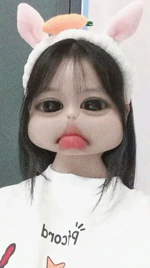 Khuôn mặt gồm mắt mũi môi rất dễ thương