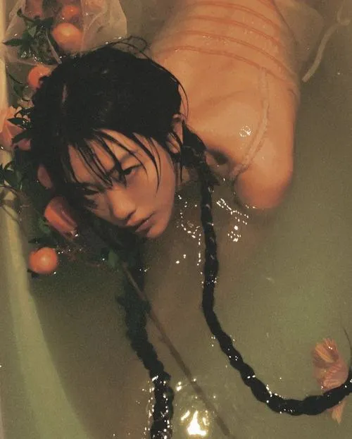 Ảnh nude cảm xúc thể hiện nhiếp ảnh gia trong studio nghệ thuật