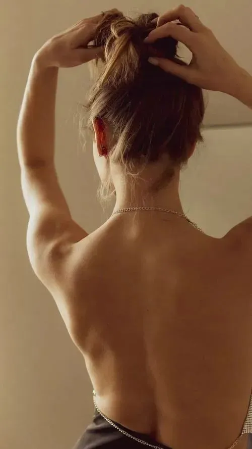 Ảnh khỏa thân tinh tế khai thác đường cong với ánh sáng dịu trầm lắng