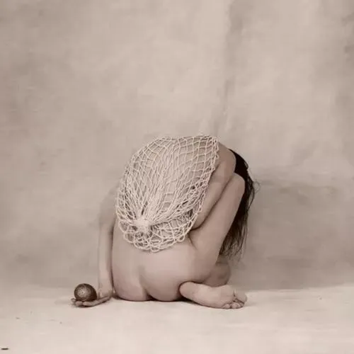 Ảnh nude nghệ thuật để cơ thể hòa vào không gian yên tĩnh