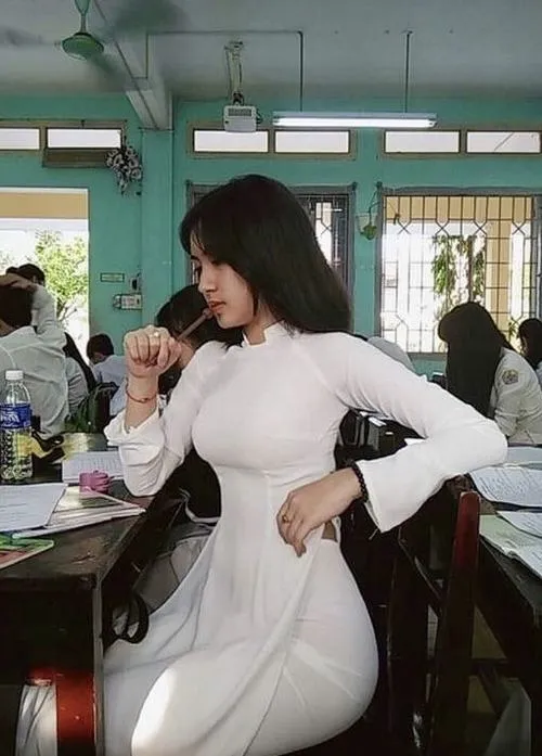 Đồng phục trắng hòa cùng không khí ảnh dịu nhẹ