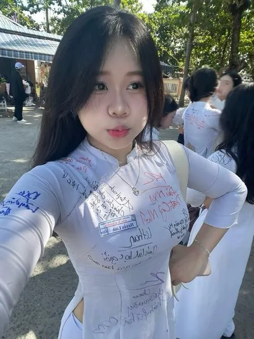 Ảnh gái xinh lớp 10 và cảm giác thanh xuân nhẹ nhàng không thể quên