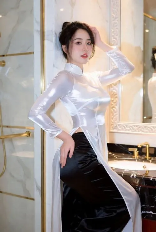 Áo dài trắng gắn với sự tinh khôi của nữ sinh lớp 10