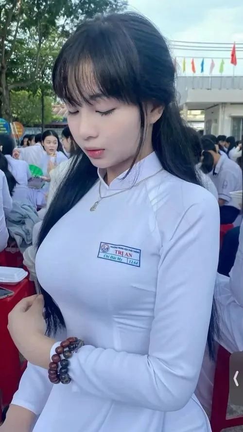 Bức ảnh gồm ánh sáng và bối cảnh sân trường