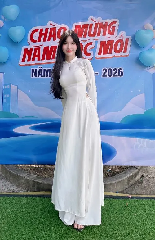 Nữ sinh cấp 3 với nụ cười hiền dưới ánh sáng sân trường