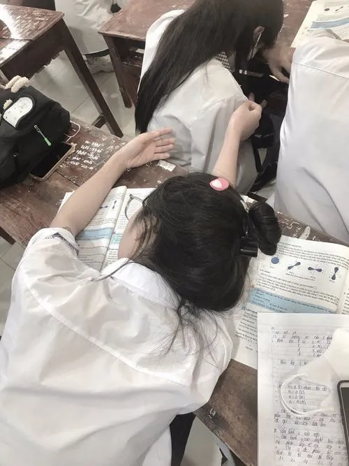 Nét nữ sinh lớp 10 hiện lên giữa sân trường đầy ánh nắng chiều