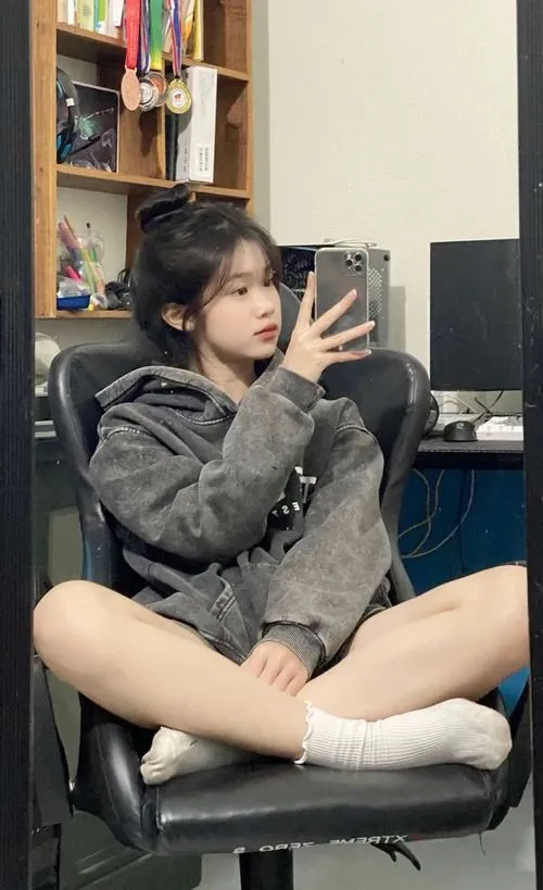 Ảnh gái xinh lớp 10 với phong cách học đường nhẹ nhàng
