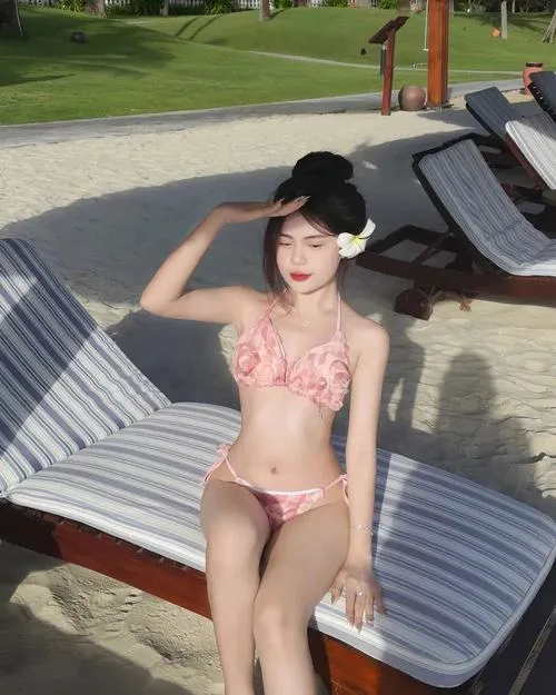 Gái xinh mặc bikini 2 mảnh hợp màu sắc tươi sáng