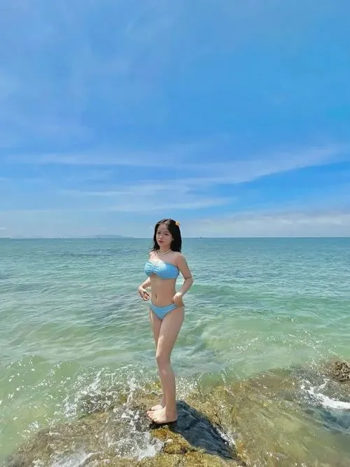 Bikini 2 mảnh tôn dáng và thần thái cực cuốn của gái xinh