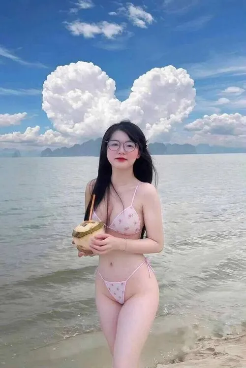 Ảnh bikini gợi cảm tôn dáng dưới ánh nắng nắng hè