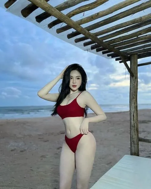 Gái xinh mặc bikini 2 mảnh khoe đường cong