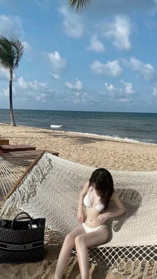 Gái xinh mặc bikini 2 mảnh hòa ánh nắng và biển xanh