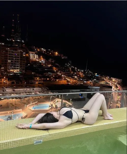 Mỹ nhân bikini 3 mảnh nổi bật giữa hồ bơi xanh mát