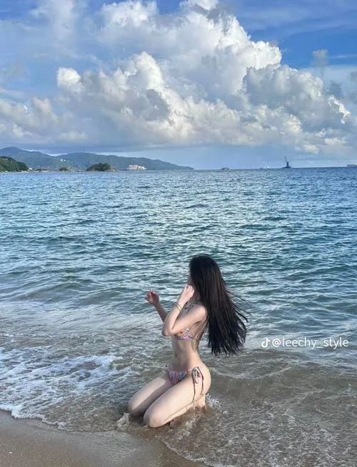 Gái xinh đi biển mặc bikini khoe dáng trong khung cảnh biển xanh