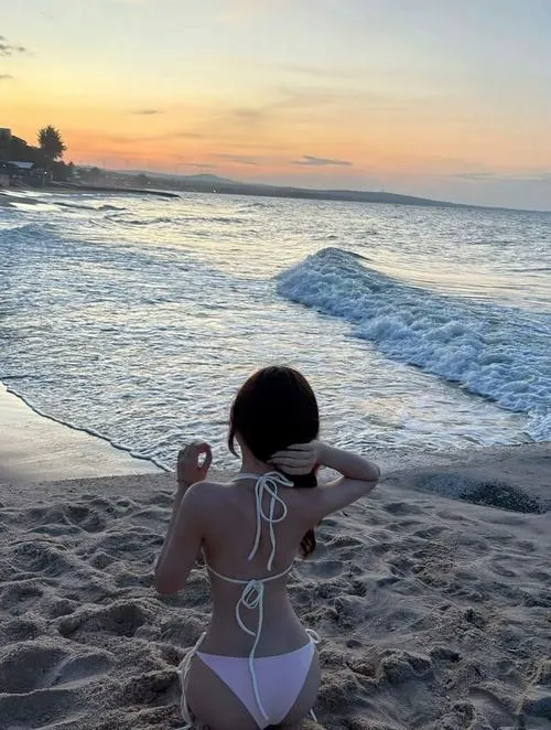 Hot girl đi biển khoe vòng eo dưới nắng vàng rực