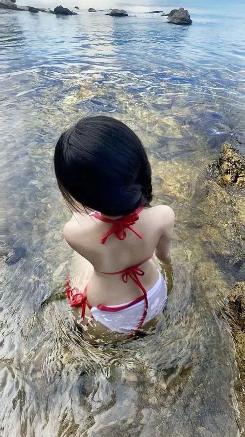 Gái xinh mùa hè thả dáng cùng cát trắng mịn màng