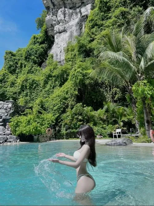 Gái xinh tỏa vẻ trẻ trung giữa biển tạo vibe tự do