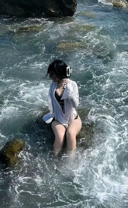 Gái xinh bikini ở bãi biển che mặt nhưng vóc dáng vẫn đầy cuốn hút