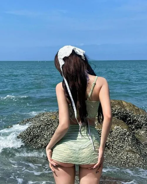 Khi gái xinh mặc bikini ở biển và chọn cách che mặt tinh tế