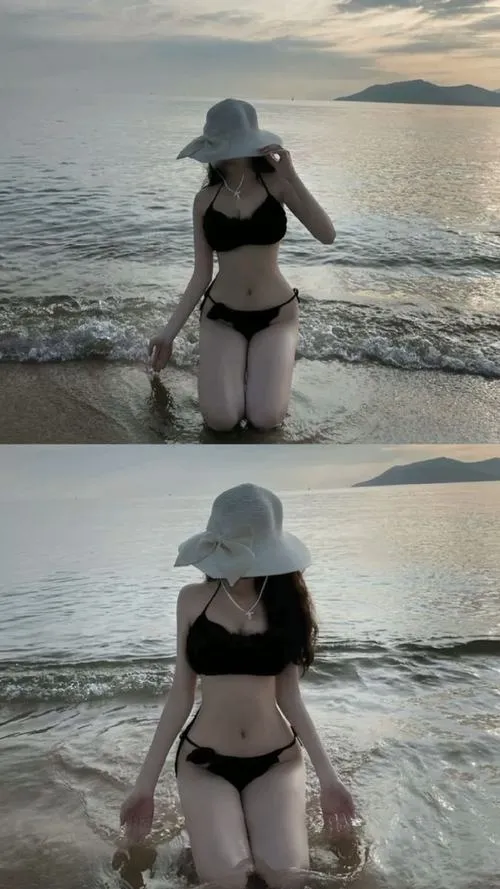 Bikini gồm áo ngực và quần bơi trên bãi biển