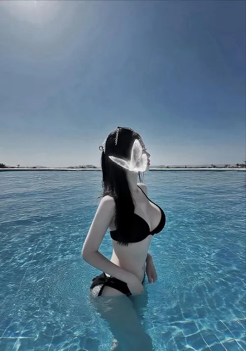 Cô nàng biển phối kính râm bikini che mặt dưới nắng