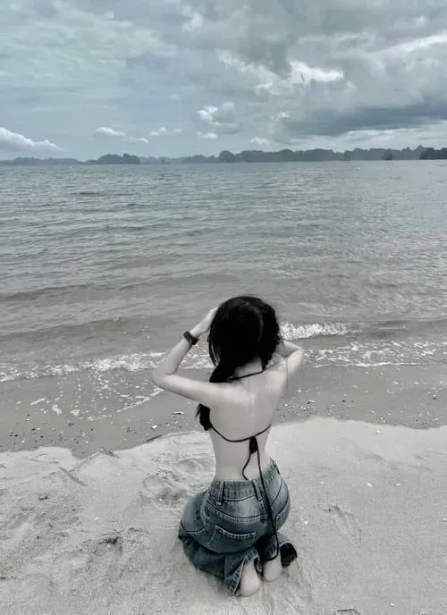 Hot girl không lộ mặt tăng cảm xúc khi đi biển mùa hè