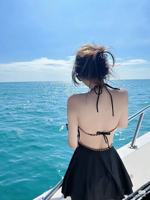 Khung hình gồm người và cảnh che mặt đầy nghệ thuật