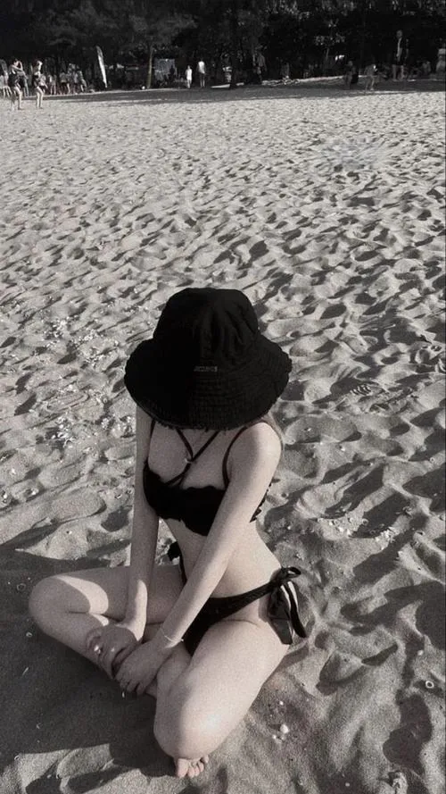 Gái xinh khoe vòng eo bikini che mặt giữa biển