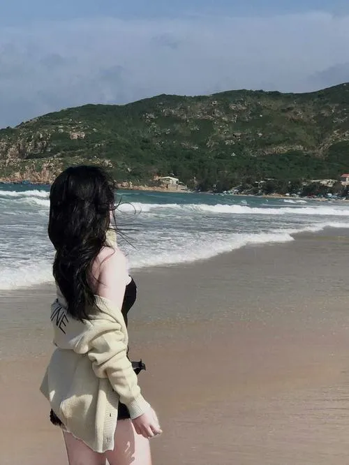 Bikini giữa bãi biển và kiểu che mặt tạo cảm giác bí ẩn khó cưỡng