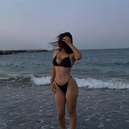 Hot girl kết hợp khăn choàng mỏng và bikini mảnh