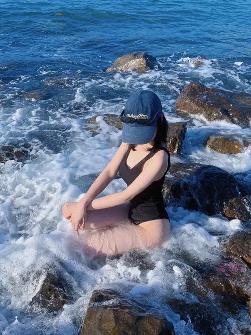 Gái đẹp khoe dáng với bikini nhỏ ở bãi biển Nha Trang