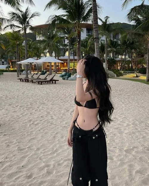 Mỹ nhân diện bikini tối giản khoe dáng người gợi cảm