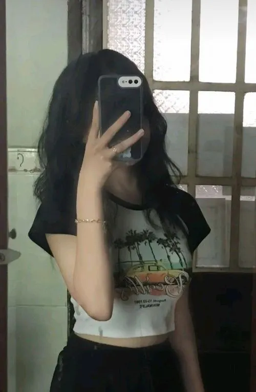 Gái xinh mặc crop top nhẹ nhàng nhưng độ hút thì không hề nhẹ