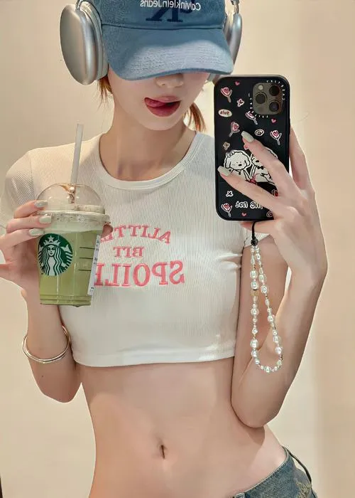 Ảnh girl xinh thời trang trẻ phối crop top bắt mắt