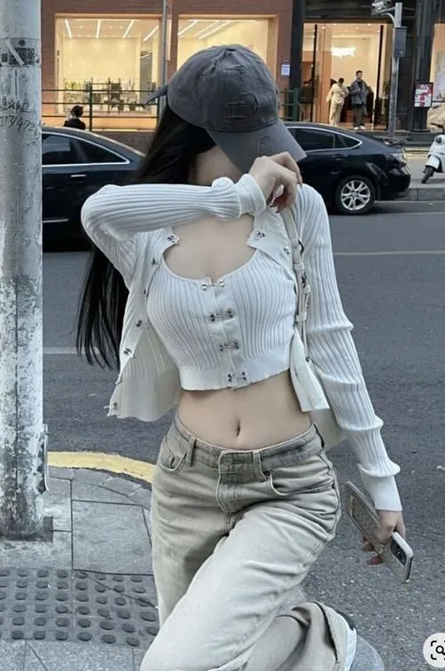 Người mẫu ảnh khoe vóc dáng nữ hiện đại