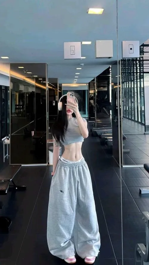Váy ngắn đi cùng crop top bắt mắt
