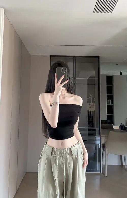 Trang phục crop top giúp góc chụp khoe vóc dáng