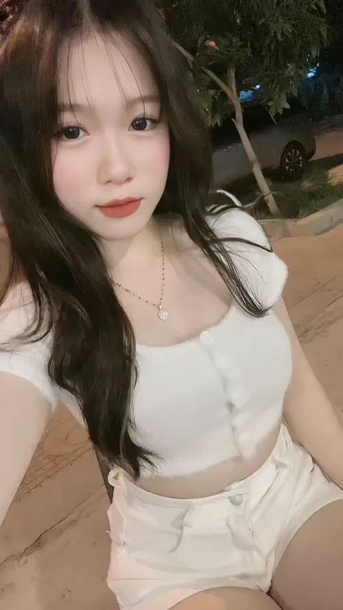 Gái đẹp mặc áo ngắn khoe vòng eo trẻ trung