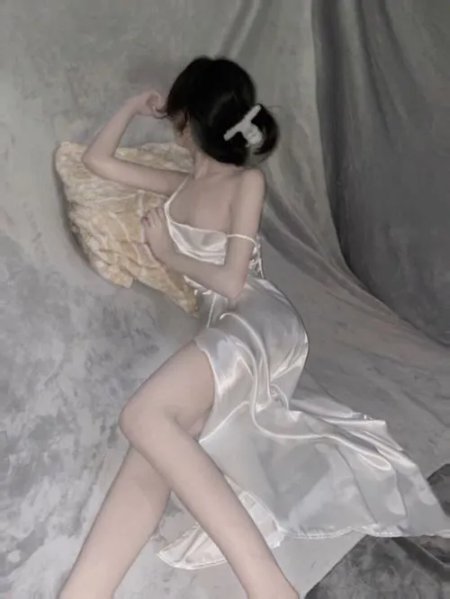 Đồ ngủ gợi cảm khoe bờ vai trần mong manh đầy quyến rũ.