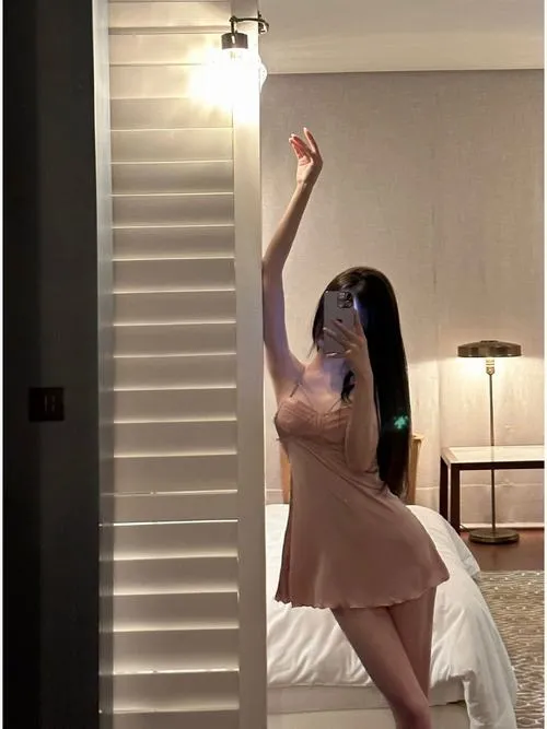 Lingerie ngủ tôn vòng eo cong mềm dưới ánh đèn dịu.